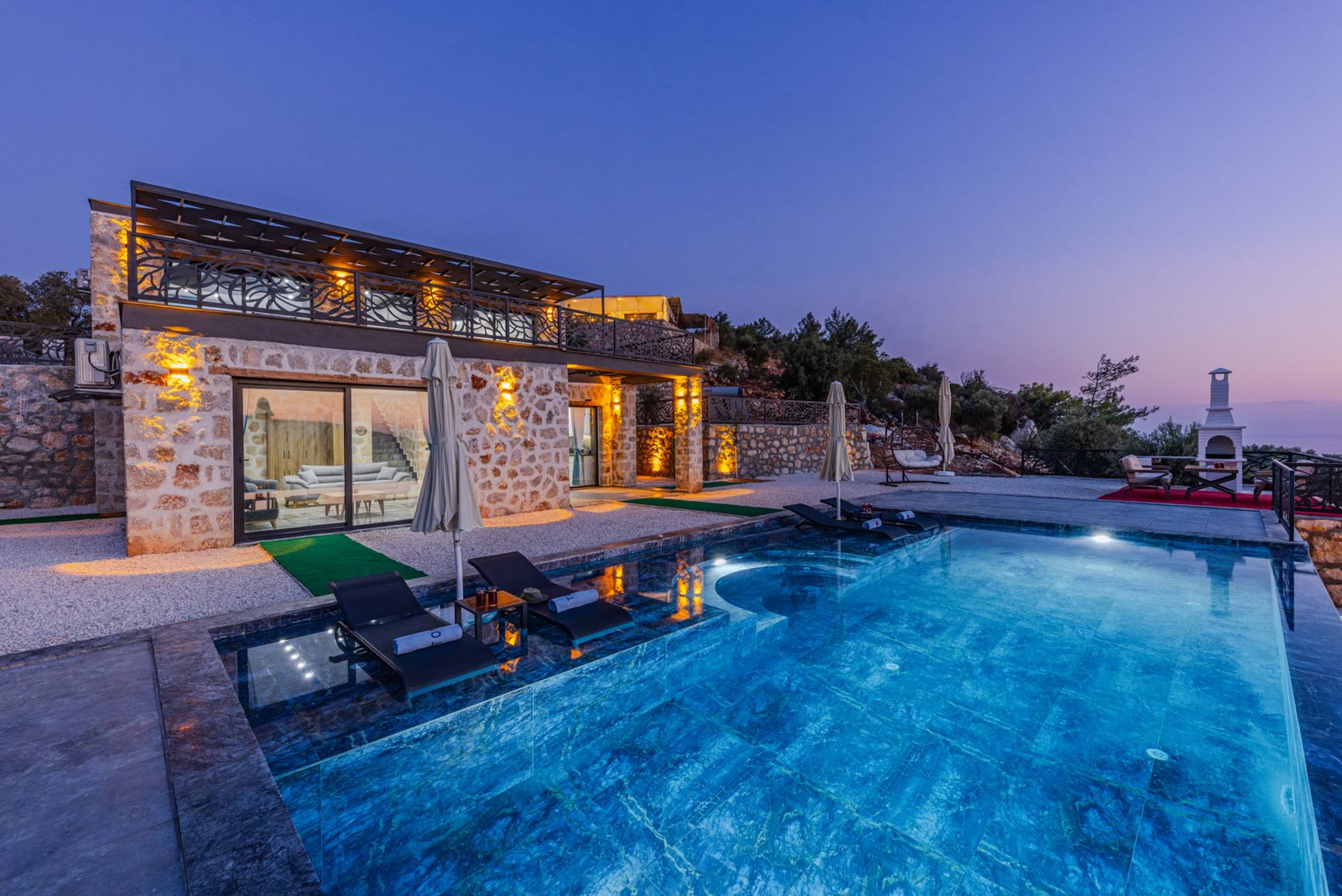 Modern Infinity Edge pool design inspiration in Austin, TX